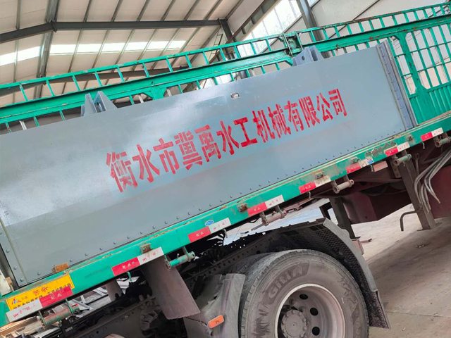 钢闸门准备发货中